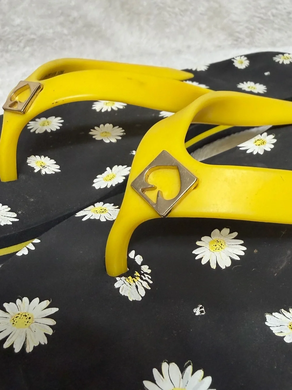 Kate Spade Daisy Print Flip Flops Thongs Sandals Black Yellow Size 10